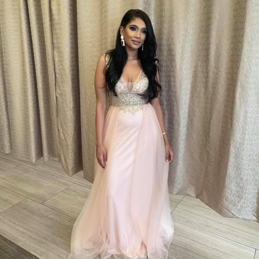 Chic Blush Sleeveless Prom Dress
I wore it once and it’s dry cleaned.